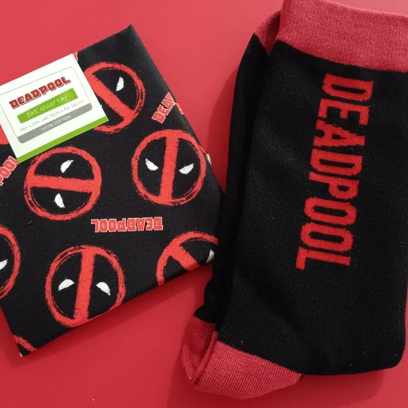 DEADPOOL SOCKS & CLOTH (NEW) - Picture 1 of 2